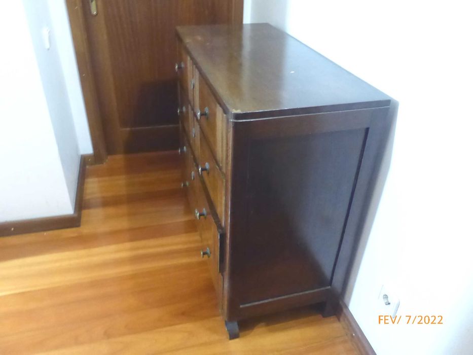 Cómoda de estilo vintage em madeira de castanho maciça e folheada