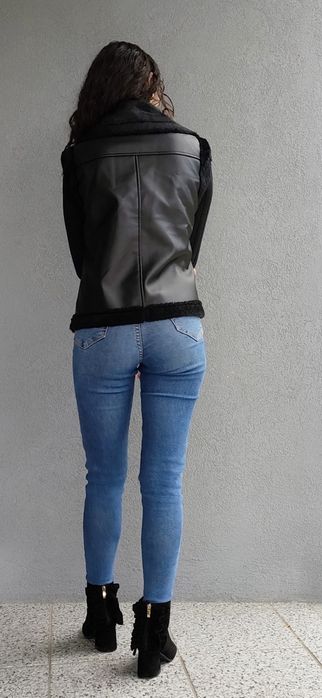 Colete de veludo e couro sintético