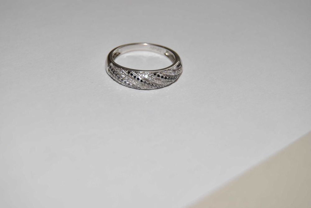 Pierścionek Apart białe złoto z diamentami biało czarnymi