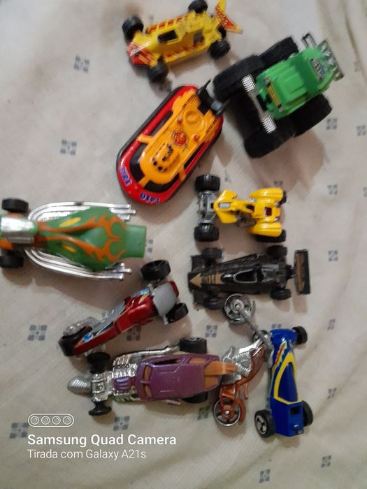 Brinquedos  carros, motos, aviões