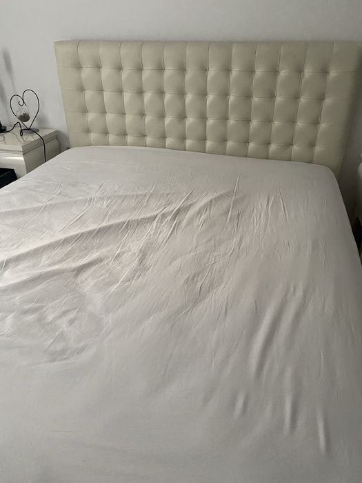 Cama casal com algumas marca de uso