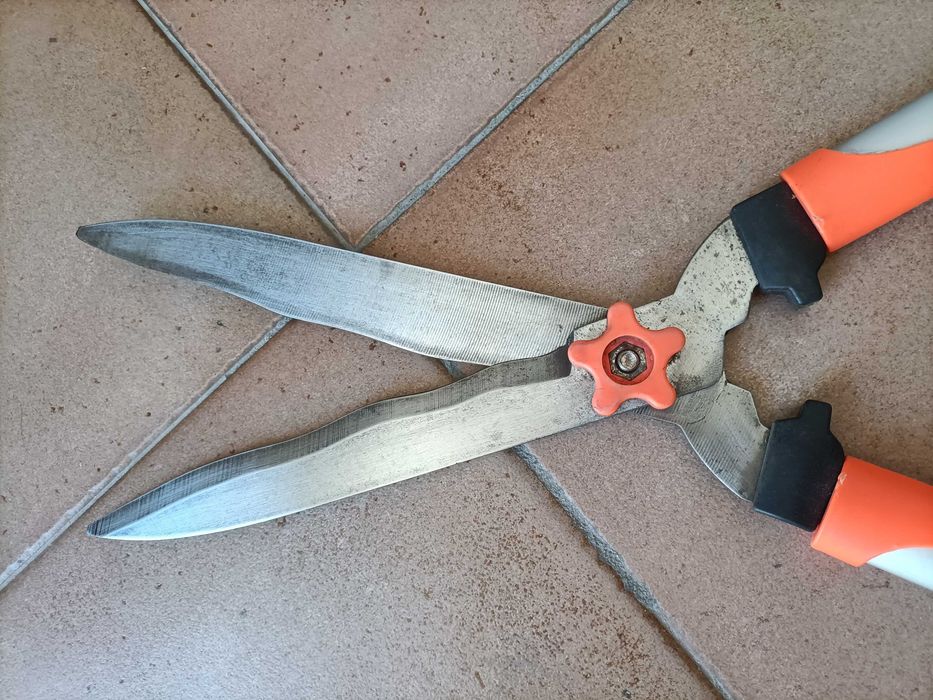 Tesoura de cortar relva e arbustos