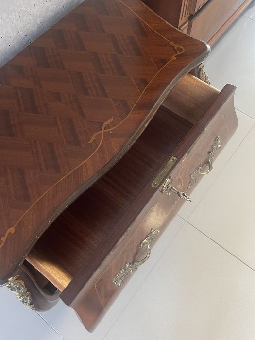 Eleganckie komody w stylu francuskim, ozdobne okucia