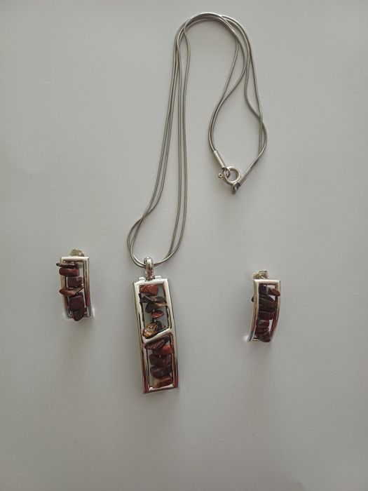 Conjunto de colar e brincos em  prata