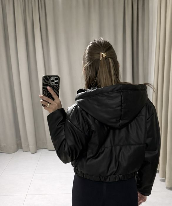 Чорна куртка з екошкіри
