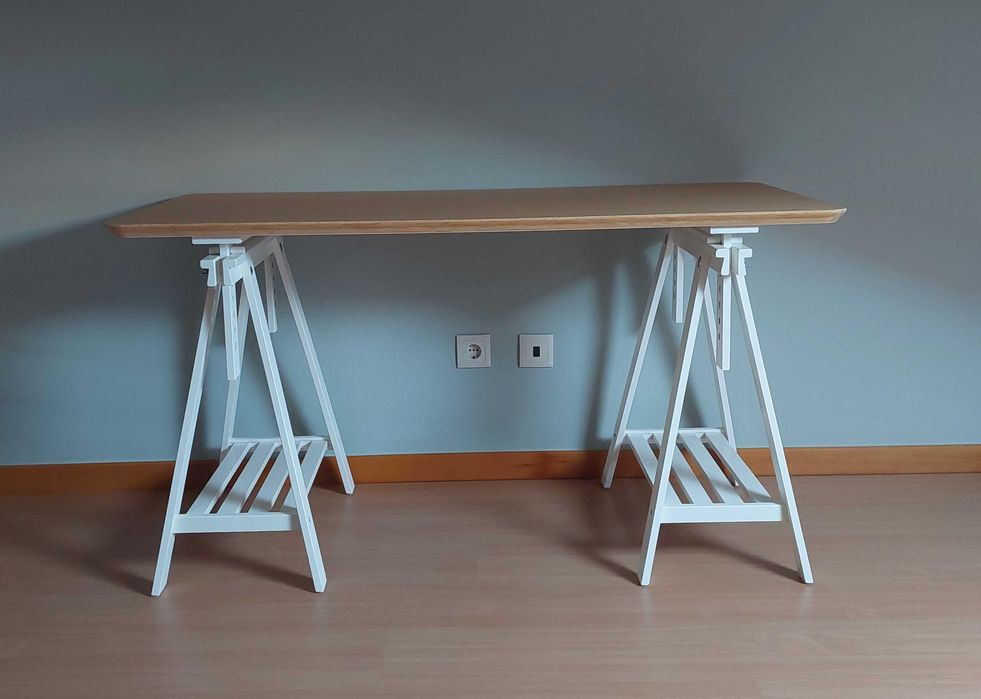 Secretária IKEA em branco e bambu.