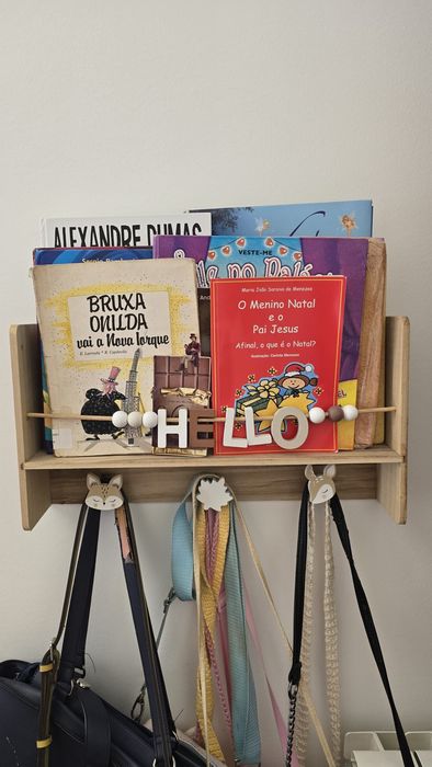 Estante para livros e ganchos
