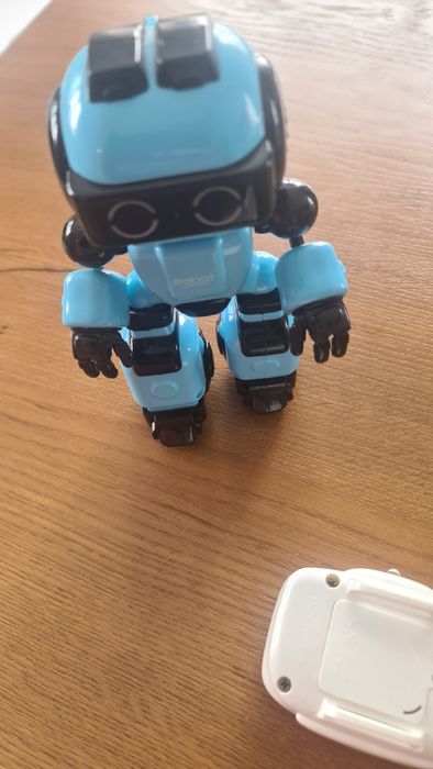 Робот на пульте.