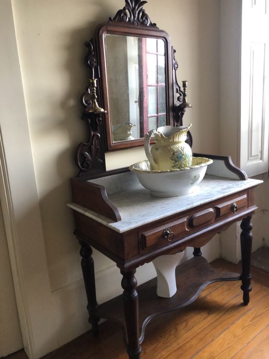 Movel antigo com espelho bem conservado