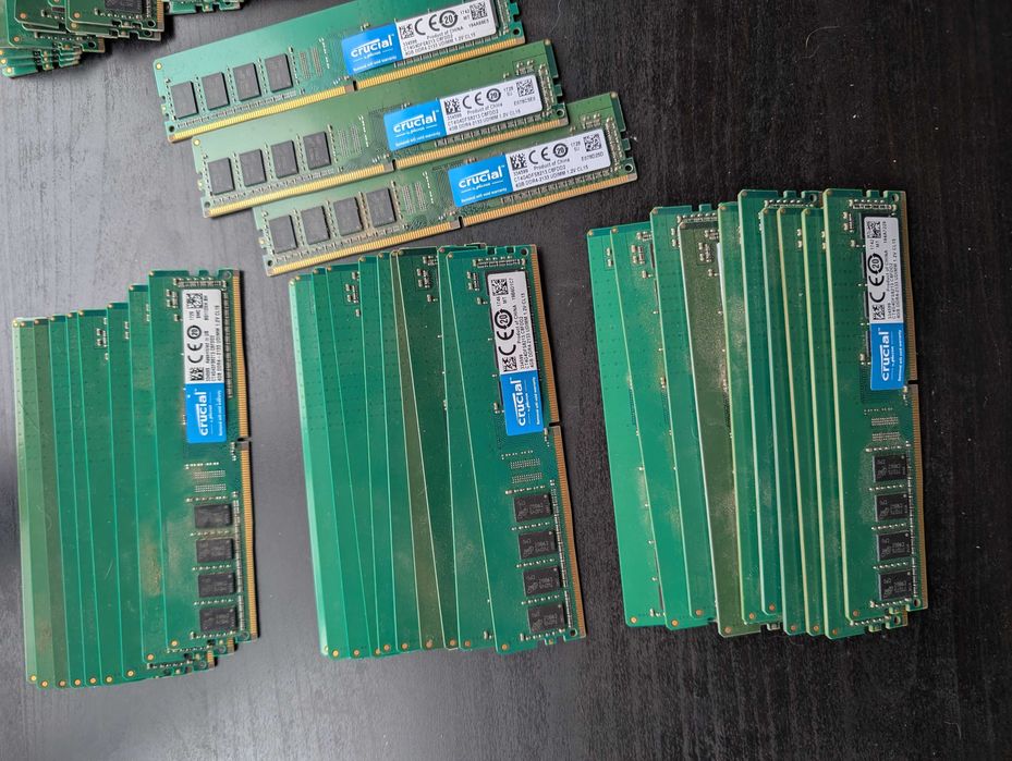 74 Sticks DDR4 4GB Crucial CT4GDFS8213.C8FDD2 Usados