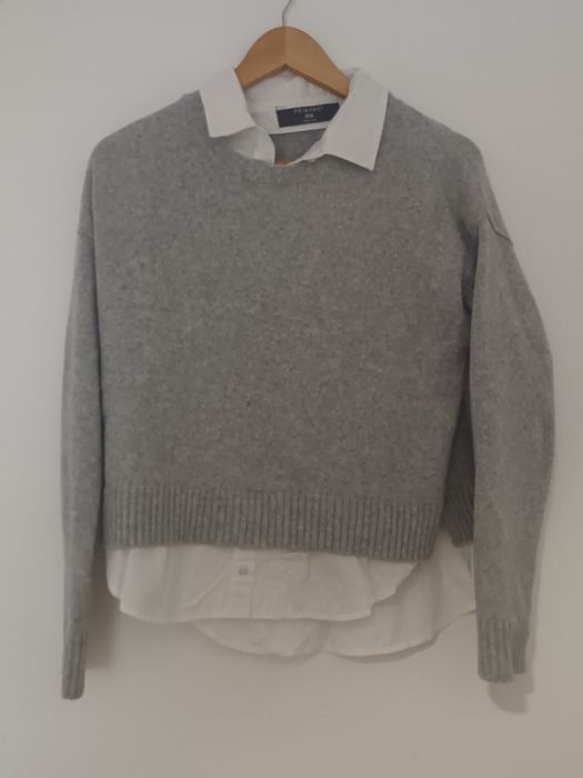 Camisola de malha cinzenta com camisa agarrada