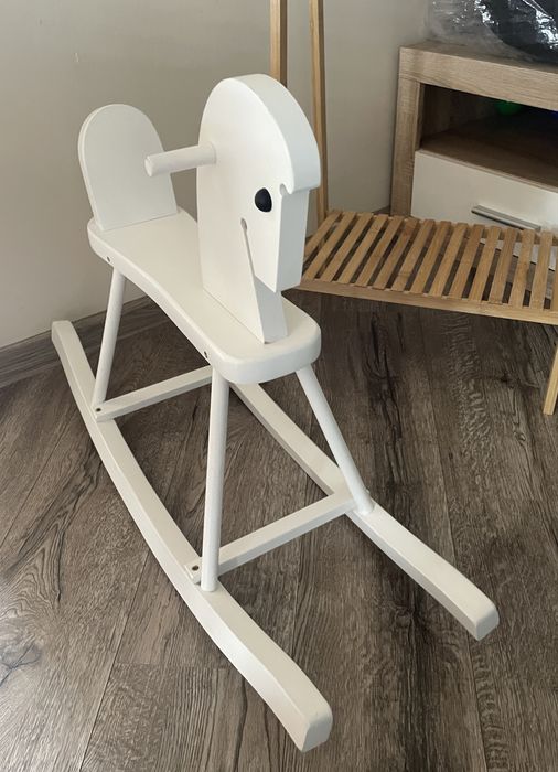 Drewniany konik na biegunach biały