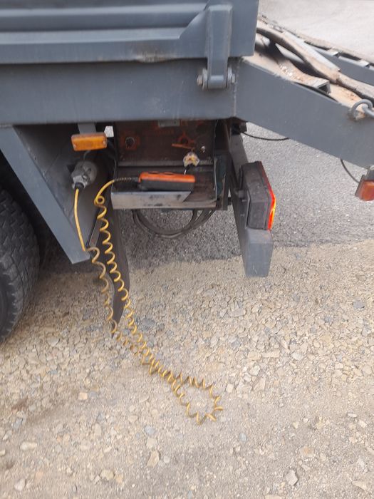 Camiao com plataforma para maquinas