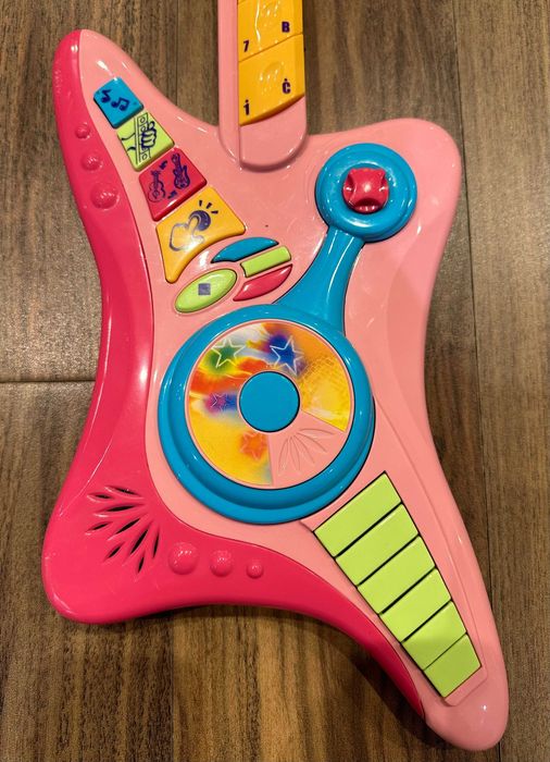 Guitarra eletrónica a pilhas para crianças