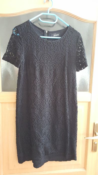 Elegancka czarna sukienka z koronki
