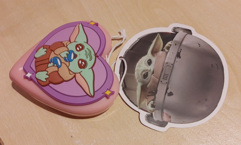 Składana szczotka do włosów w kształcie serca z lusterkiem Baby Yoda