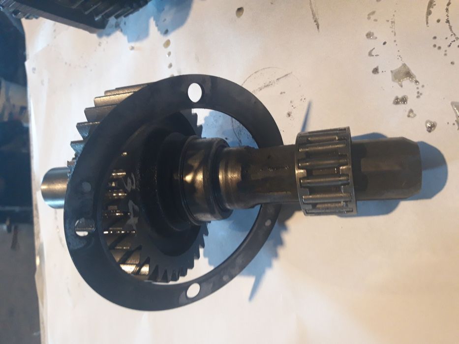 Wałek skrzynia bi 4230 case 4210 seria 4220 lub 4240 model 685 lub 695