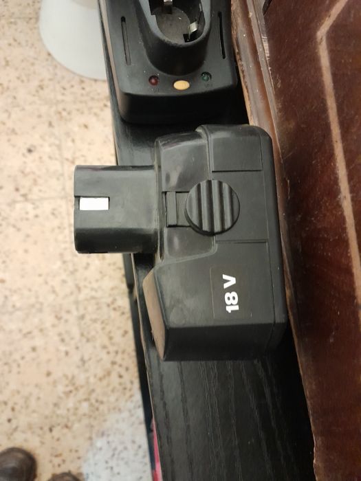 Vendo carregador e bateria bom estado