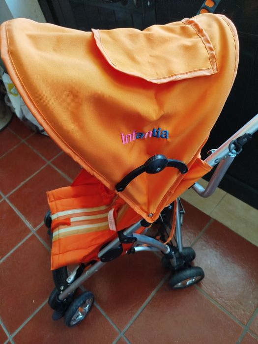 Carrinho de bebé articulado para fácil arrumação