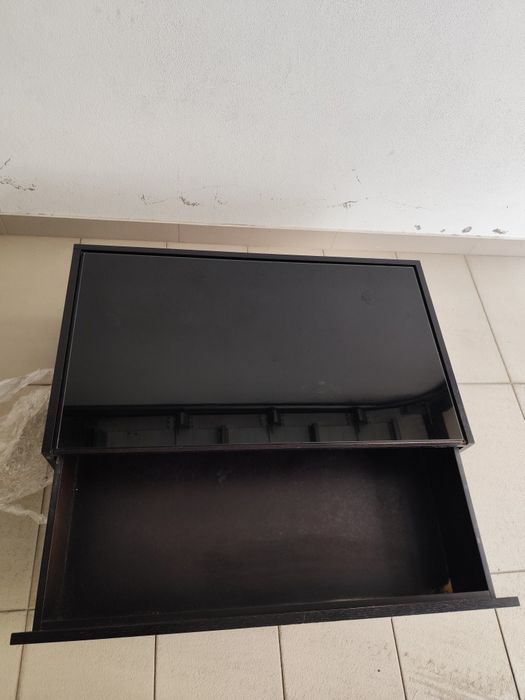 Mesa centro preta com gaveta