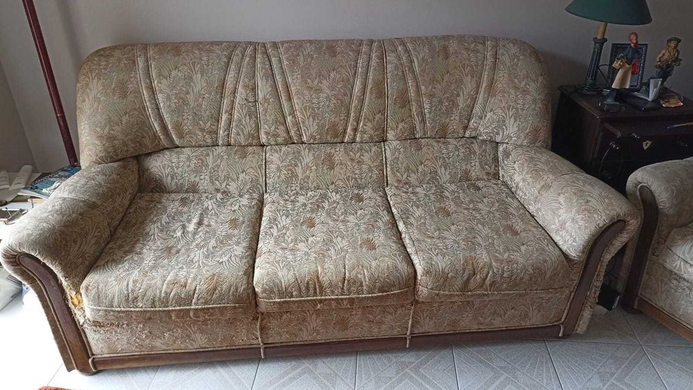 Sofá cama (3 lugares) + 2 Cadeirões antigos