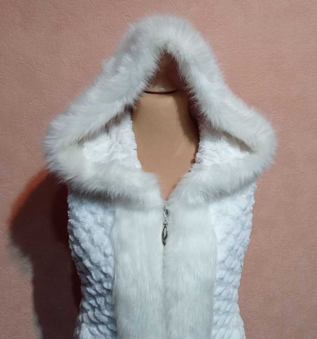 Нежный и теплый женский меховый жилет, Yira (Англия).