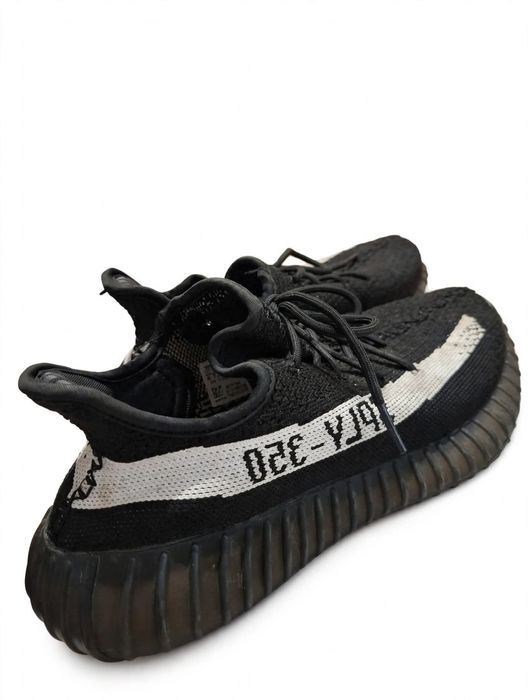 Na sprzedaż kultowe Yeezy Boost 350 V2 w kolorystyce Oreo / Black White.