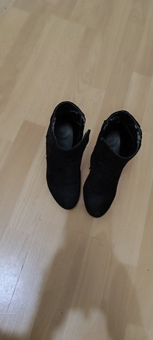 Botins pretos de salto alto número 35. Tem uns brilhantes de lado.