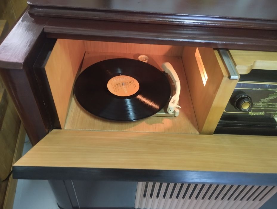 Móvel rádio e gira discos a funcionar