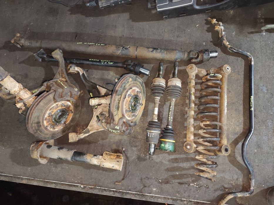 Suzuki Grand Vitara I 2.0 HDi wał napędowy zwrotnica półoś lewa amorty