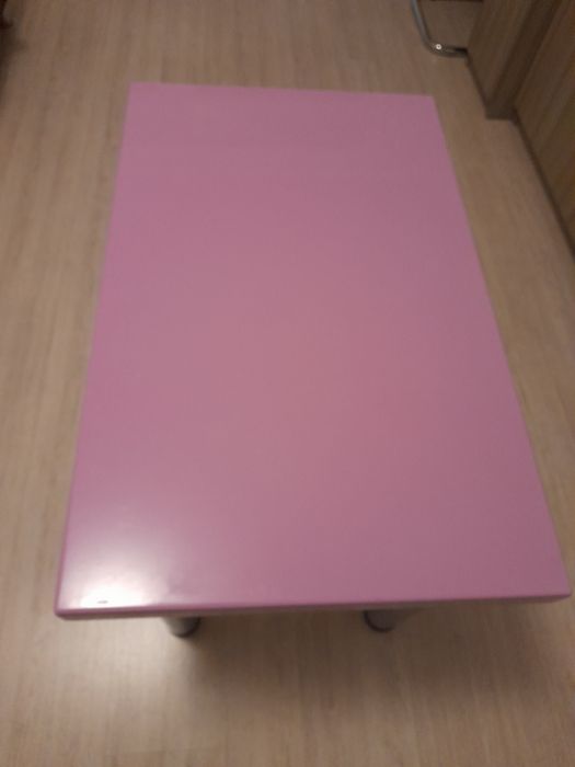 Stolik z lakierowanym blatem