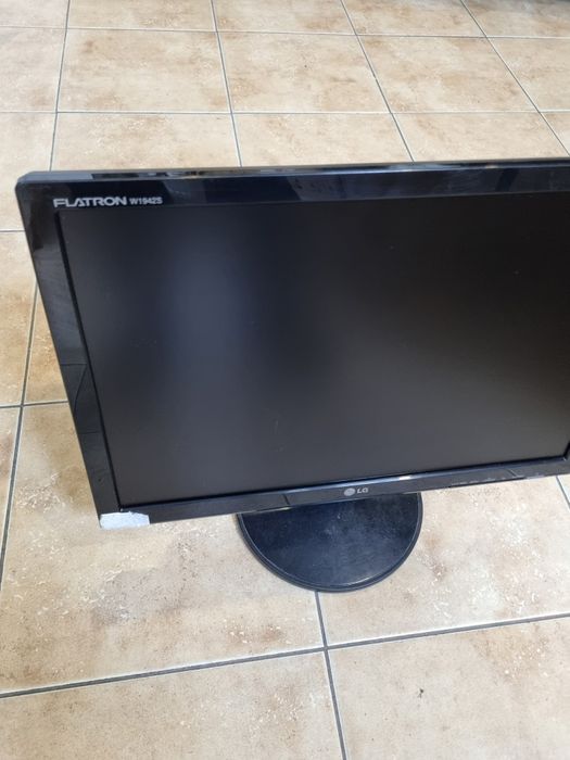 Продам 4 монітори + міні П.К. в подарунок. Ціна за усе.