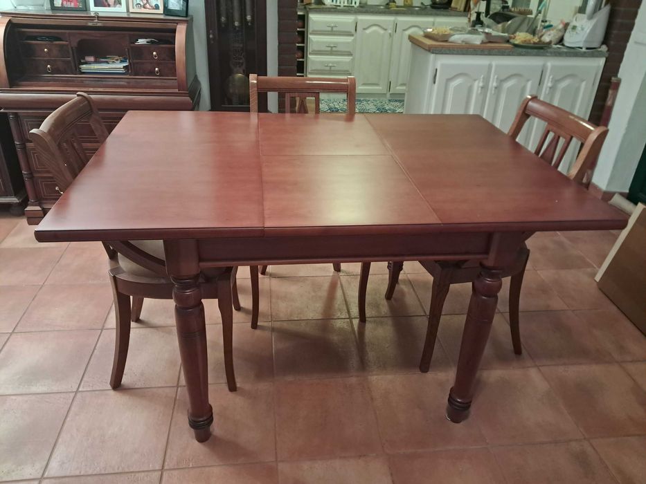 Mesa de jantar, em cerejeira