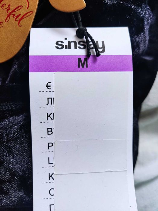 Czarna welurowa sukienka babydoll falbanki Sinsay