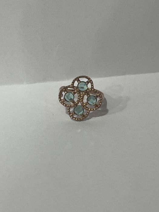 anel com pedras verdes