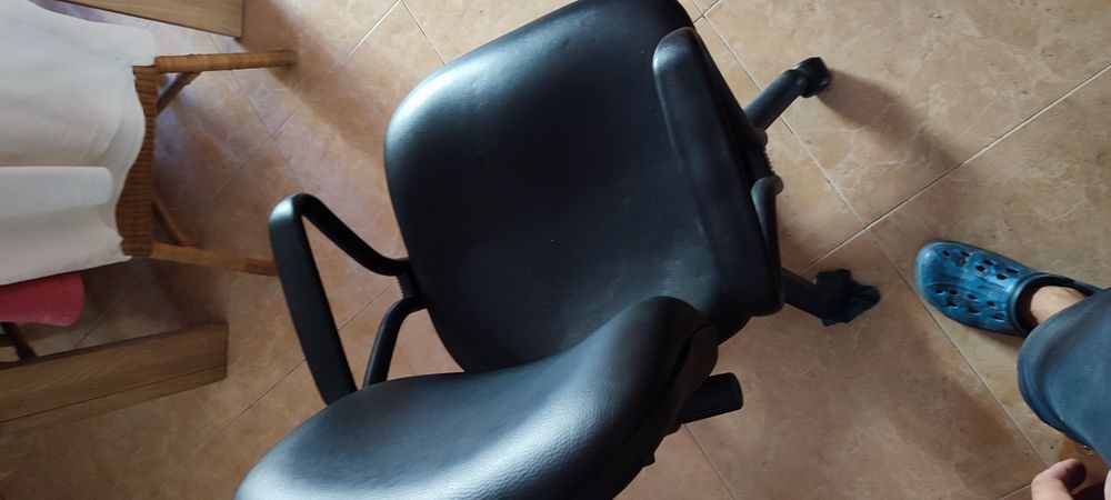 Mesas metal, cadeira preta