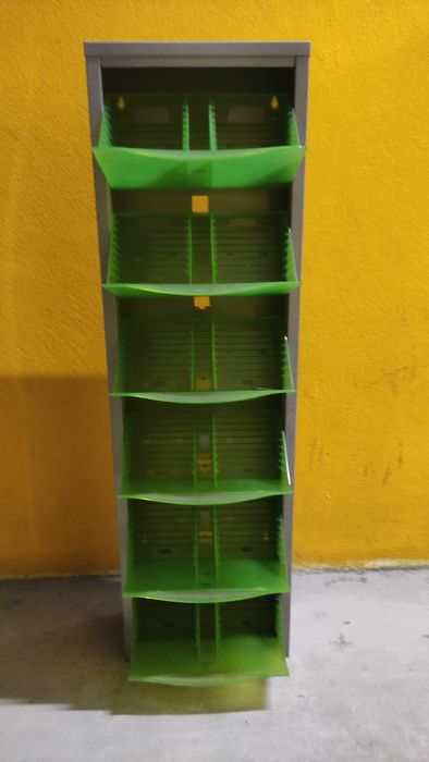 Estante de CDs em alumínio com gavetas translúcidas verdes