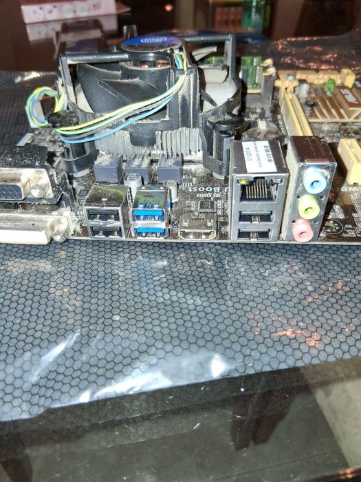 Motherboard Asus com Intel i5 e 16 GB memória