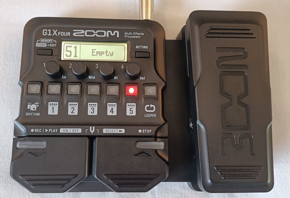 Zoom G1X FOUR - Pedal multiefeitos para guitarra elétrica. Novo!