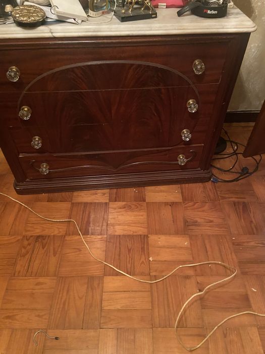 Mobilia de casal em mogno