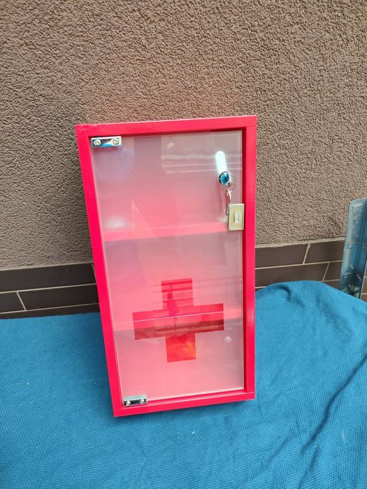 Nowa apteczka  ścienna z kluczykiem