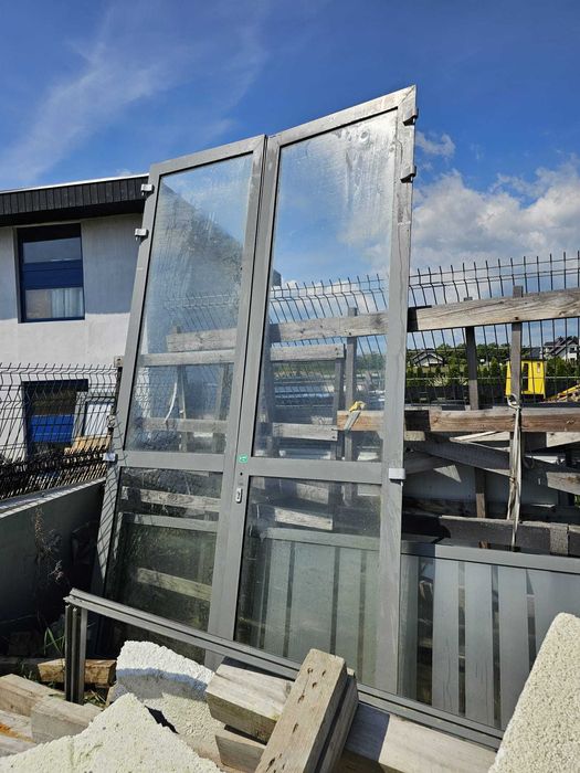 Drzwi aluminiowe wysokie przeszklone