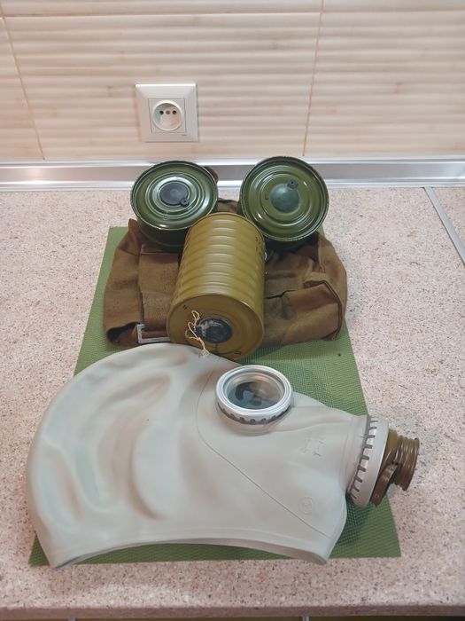 Противогаз и фильтры.