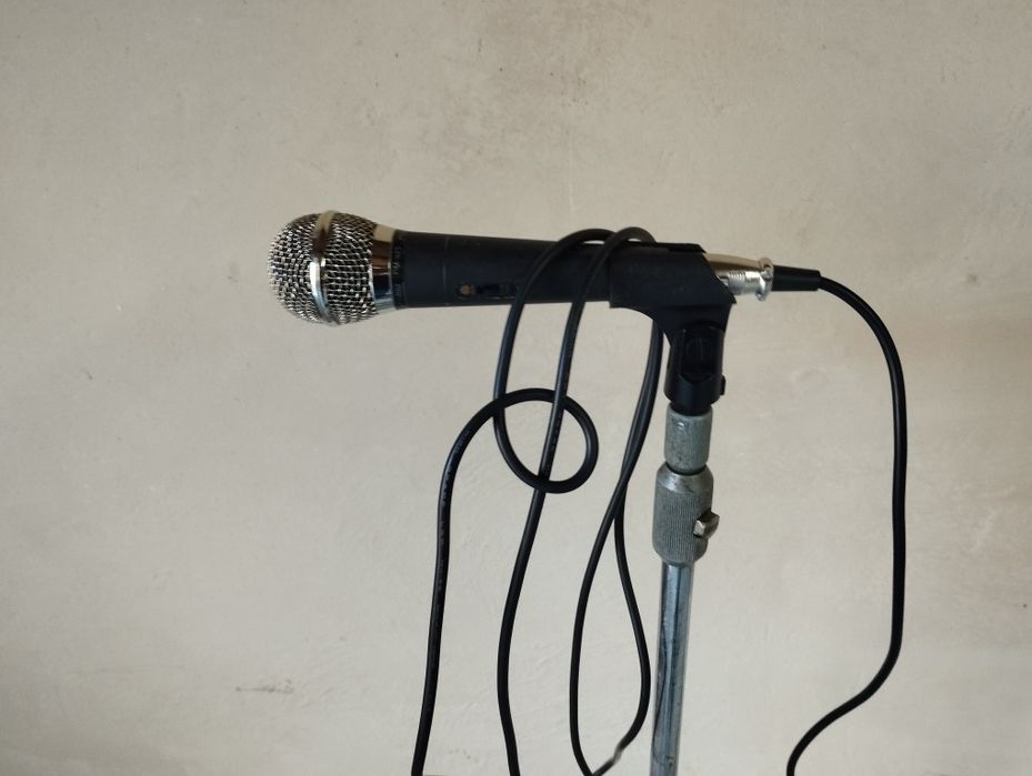 Mikrofon z stojakim