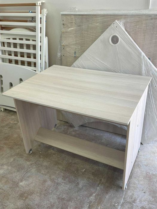 Mesa de madeira para quarto da criança