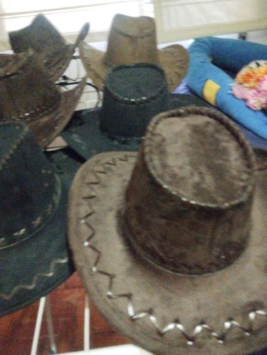 Chapéu de cowboy castanho e preto