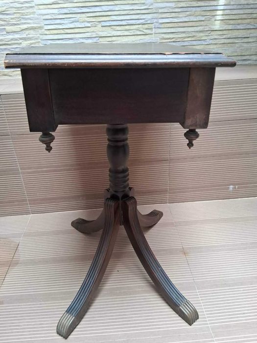 Vende-se Mesa de Apoio Antiga
