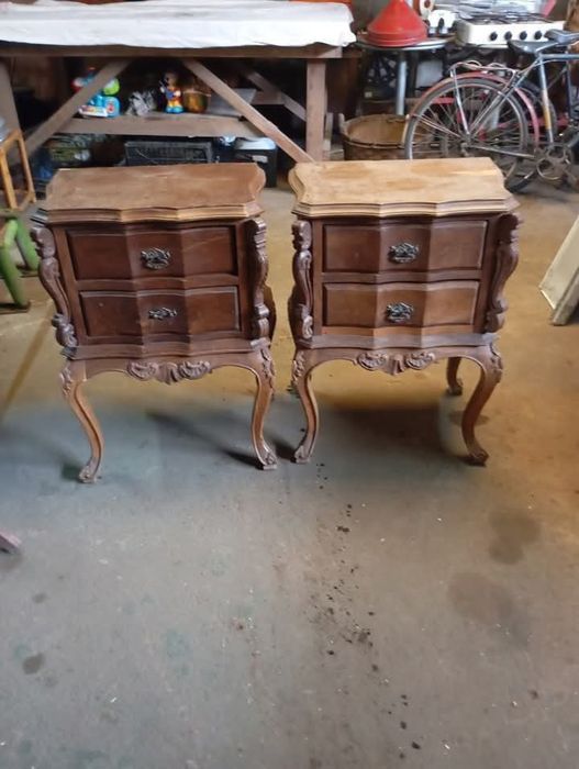 Vendo pare de mesinhas muita bonitas bom estado