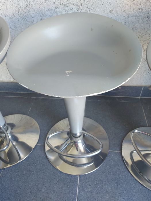 4 bancos de bar cinzentos