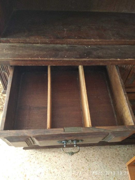 Bom preço, Louceiro antigo em madeira, trabalhada,